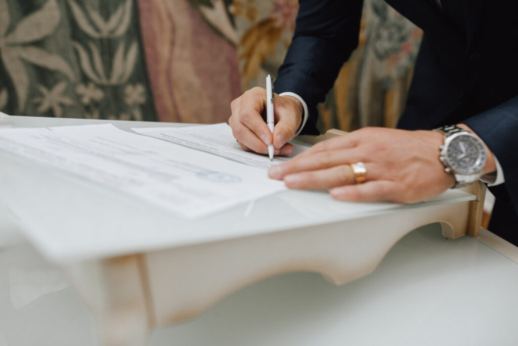 Signing documents for UK apostille legalisation