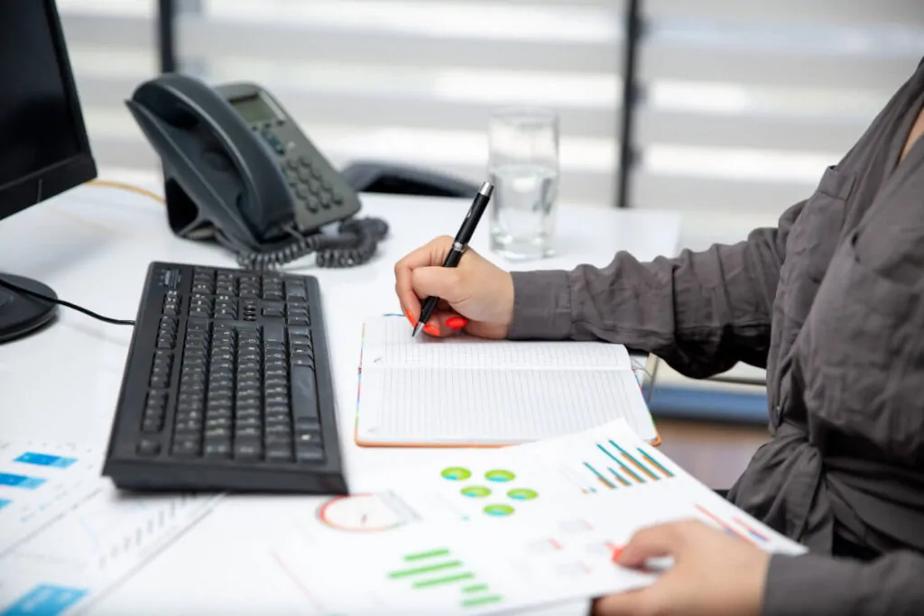 Analysing business performance and financial data through management reporting