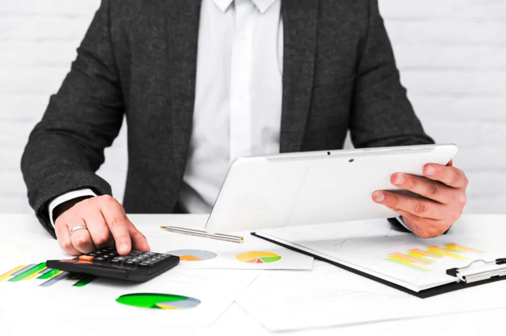 Reviewing management accounts and financial KPIs for business decision-making in the UK and US